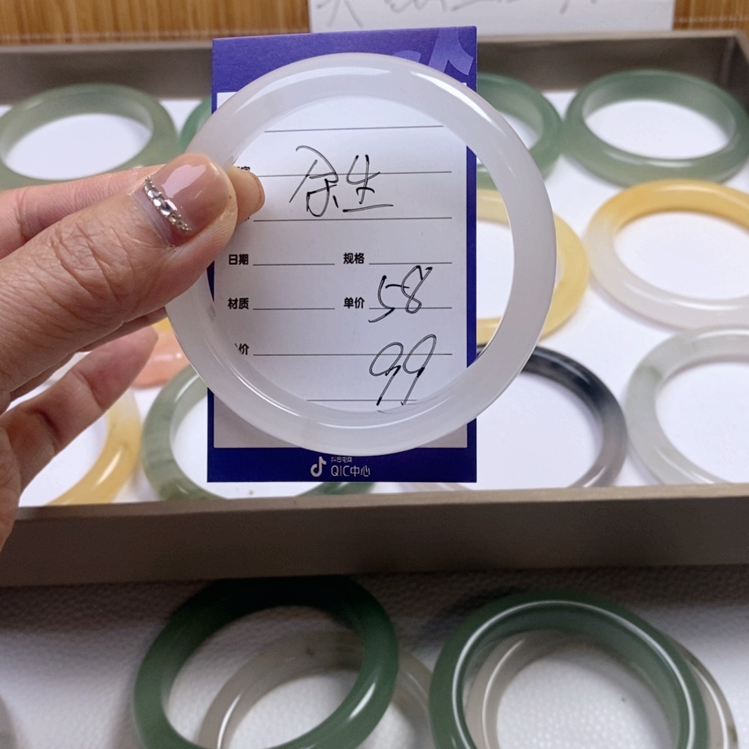 余***好石英质玉未镶嵌手镯