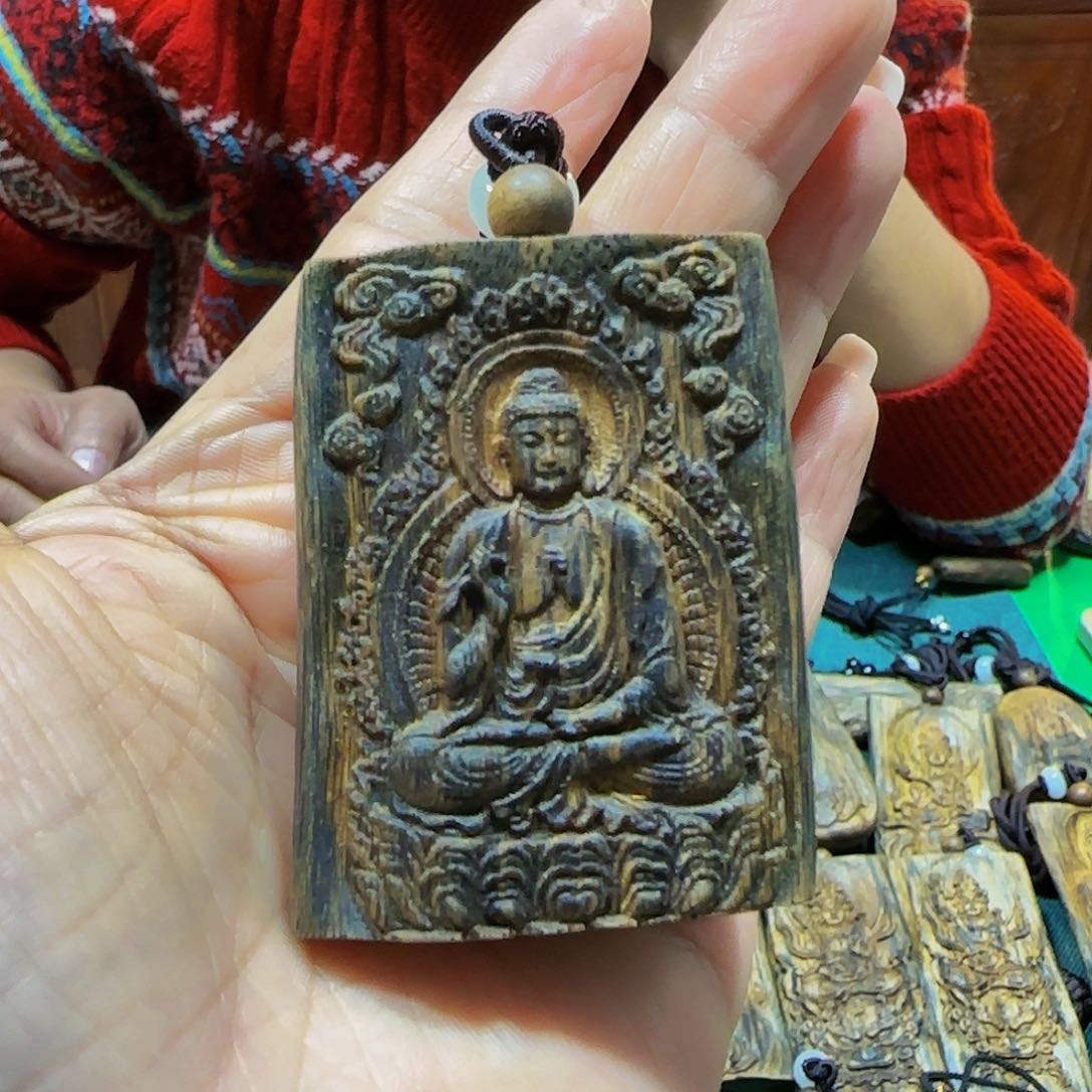 沉香吊坠海南白奇乌身老料雕刻阿弥陀佛带绳23克