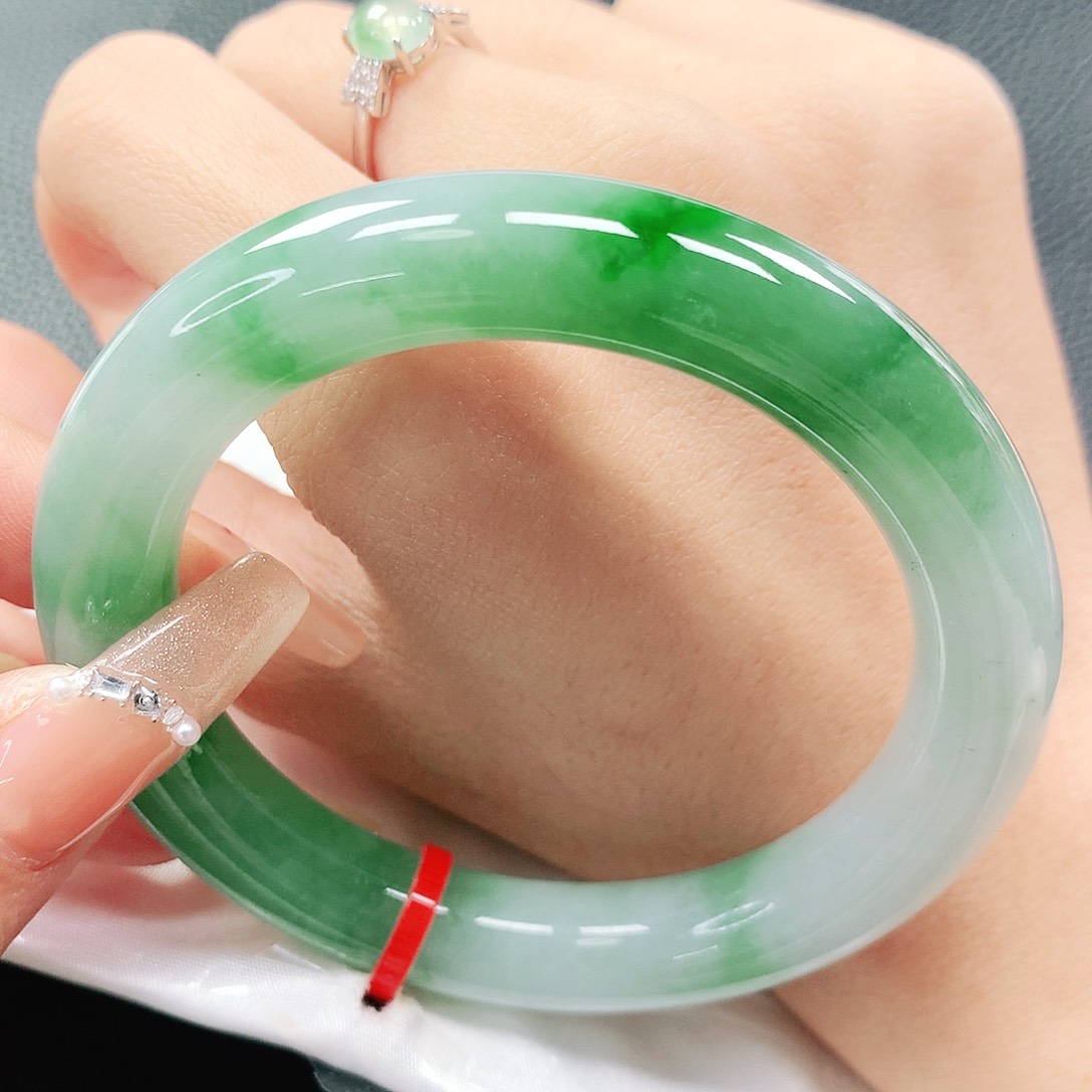 翡翠手镯未镶嵌55圈