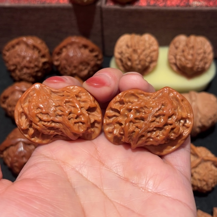 文玩核桃吊坠犀牛望月