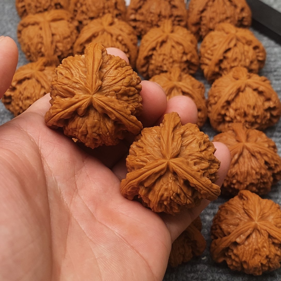 文玩核桃吊坠花****4精工修复三棱40白奔