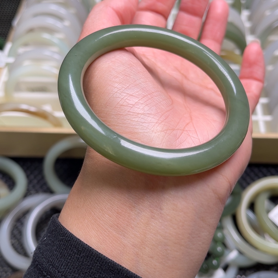 和田玉未镶嵌手镯60圈