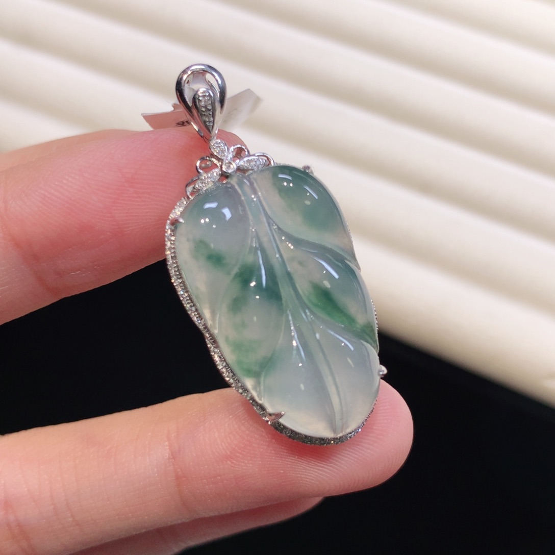 翡翠颈饰18K金镶嵌叶子