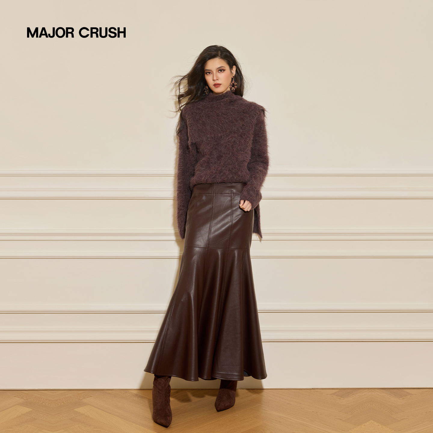 MAJOR CRUSH冬季显瘦中长款时尚毛衣百褶皮裙摩登棕韵套裙79139