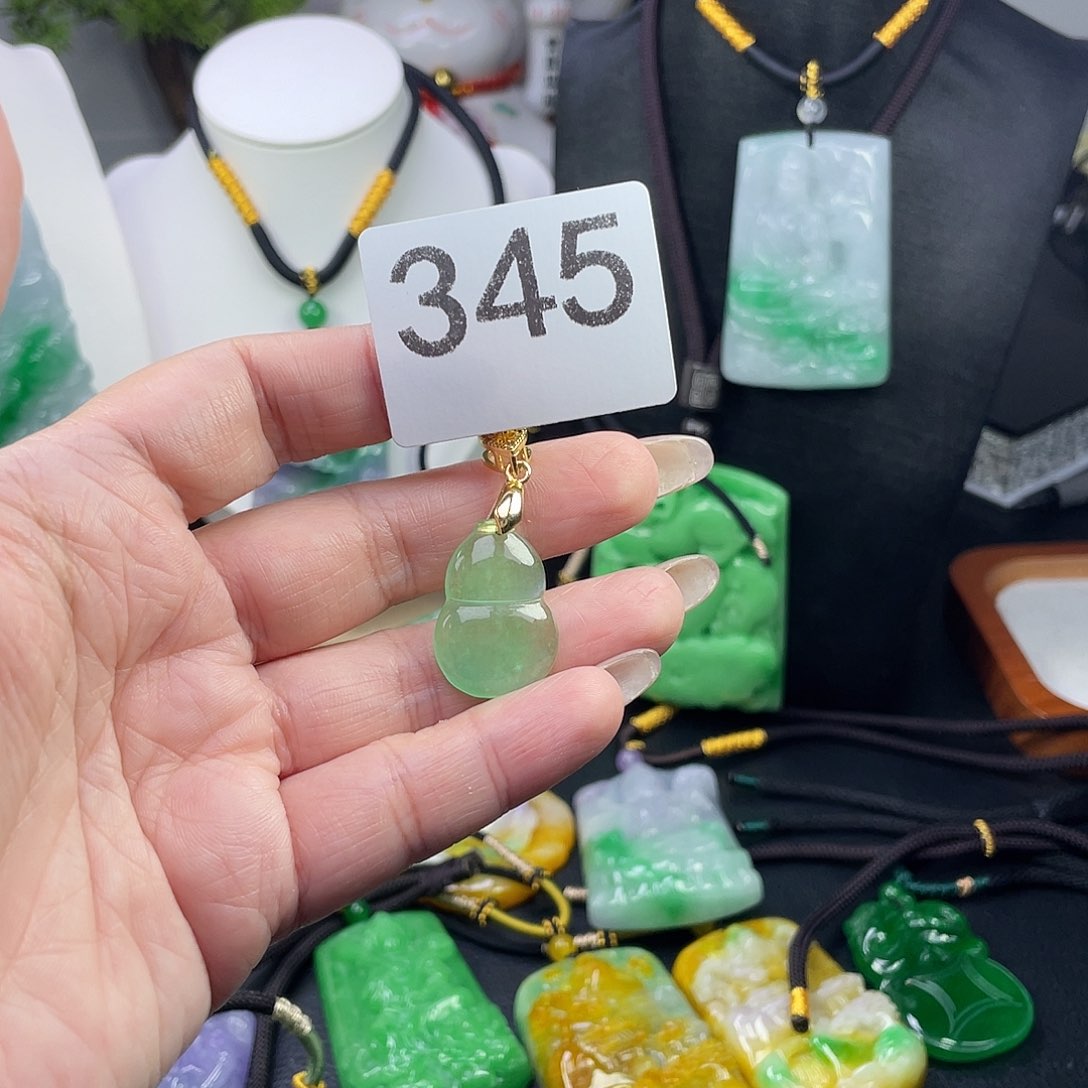 翡翠未镶嵌吊坠(赠链)