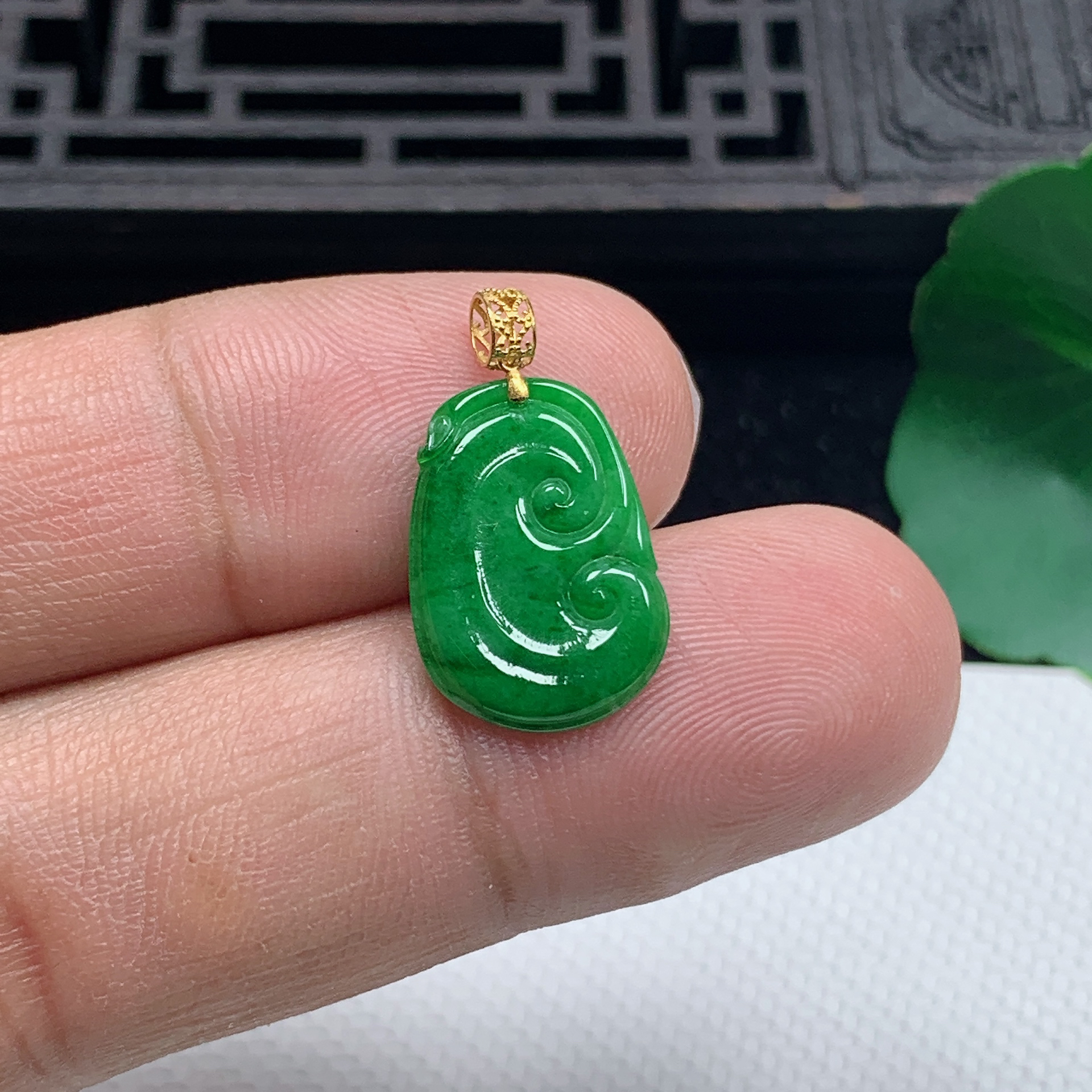 缅甸天然翡翠A货18K金扣精美飘阳绿如意小吊坠尺寸17*12.1*1.6mm