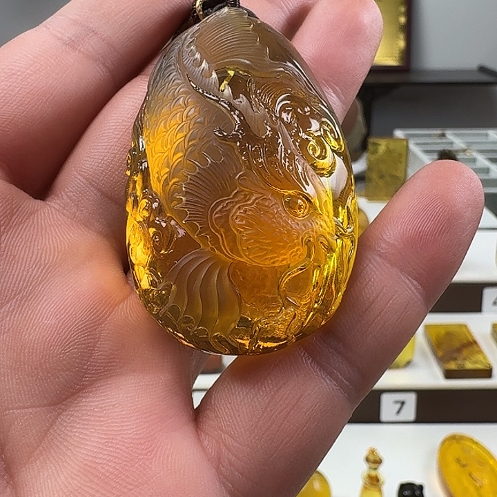 琥珀未镶嵌颈饰龙鱼