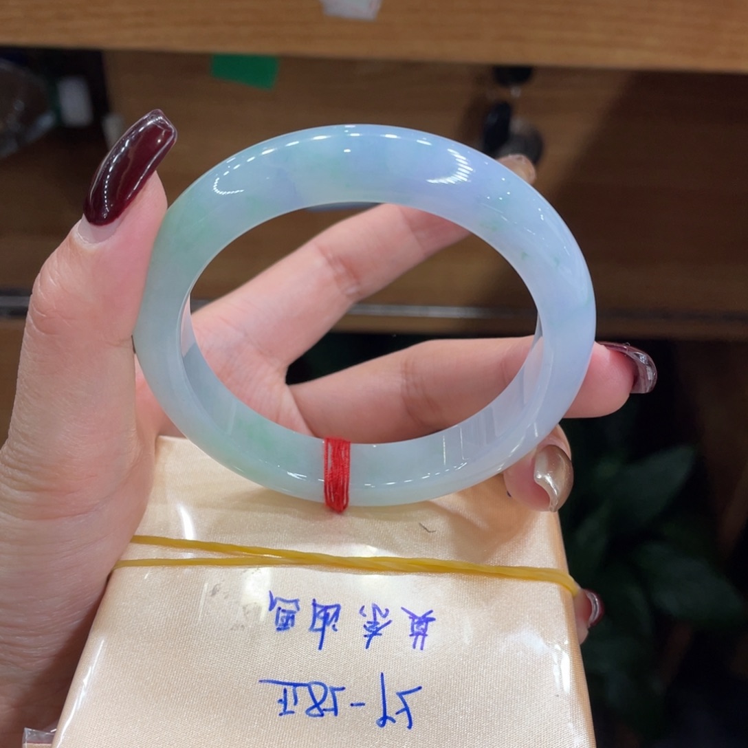 翡翠手镯未镶嵌天然翡翠