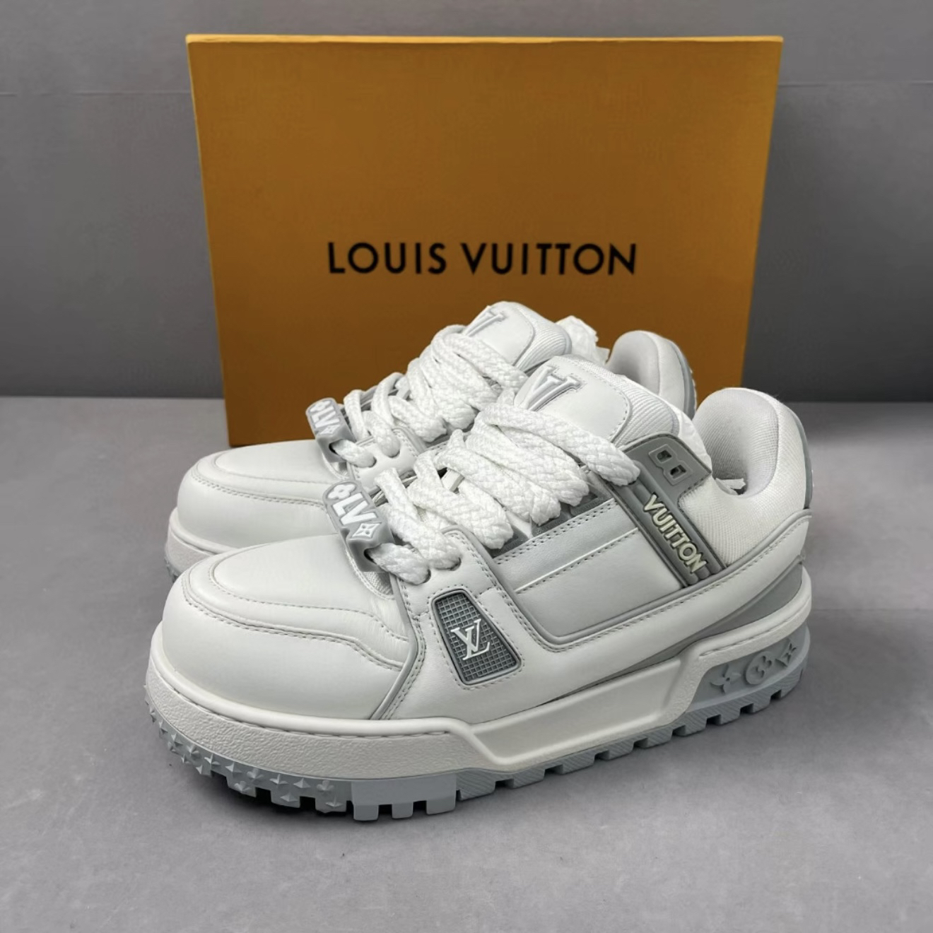 99新 LouisVuitton/路易威登 42码 trainer 灰白小胖丁板鞋