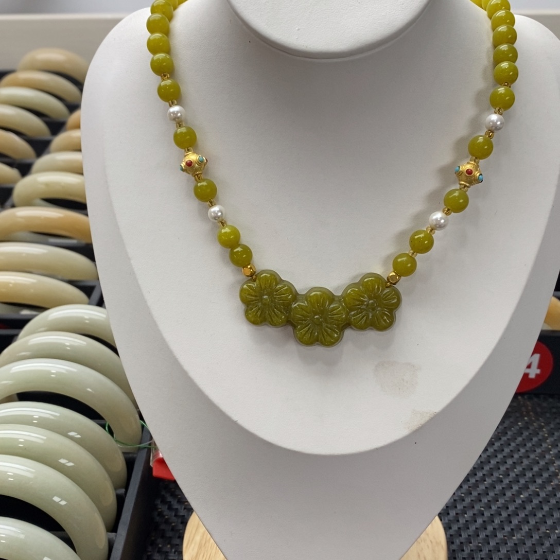 石英岩玉未镶嵌颈饰