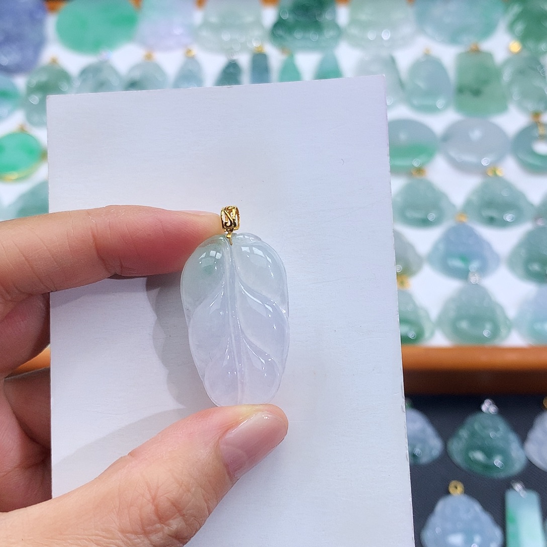 翡翠18K金镶嵌颈饰翡翠吊坠