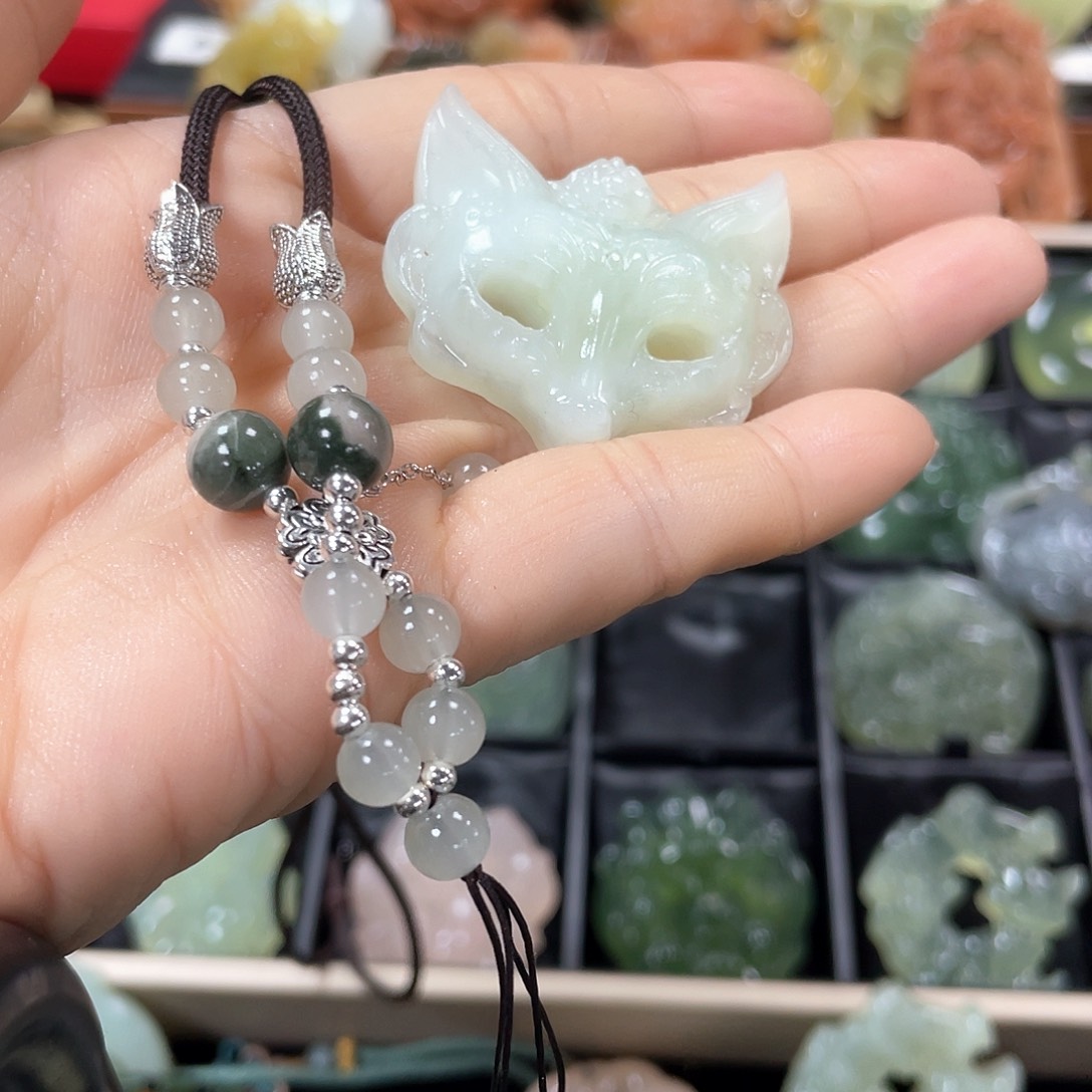 蛇纹石玉颈饰未镶嵌