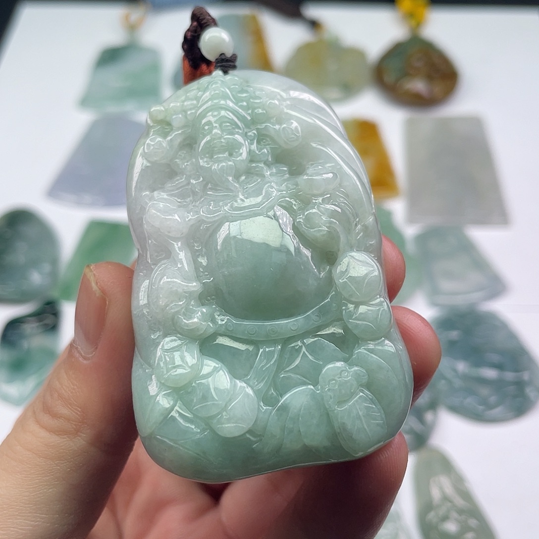 翡翠未镶嵌颈饰财神