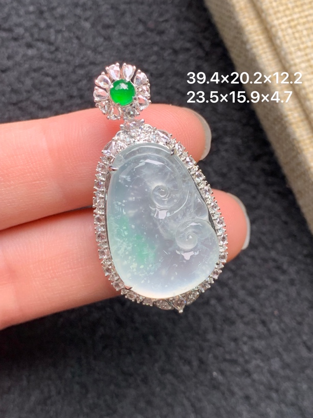 18K金镶嵌天然缅甸翡翠冰种如意吊坠
