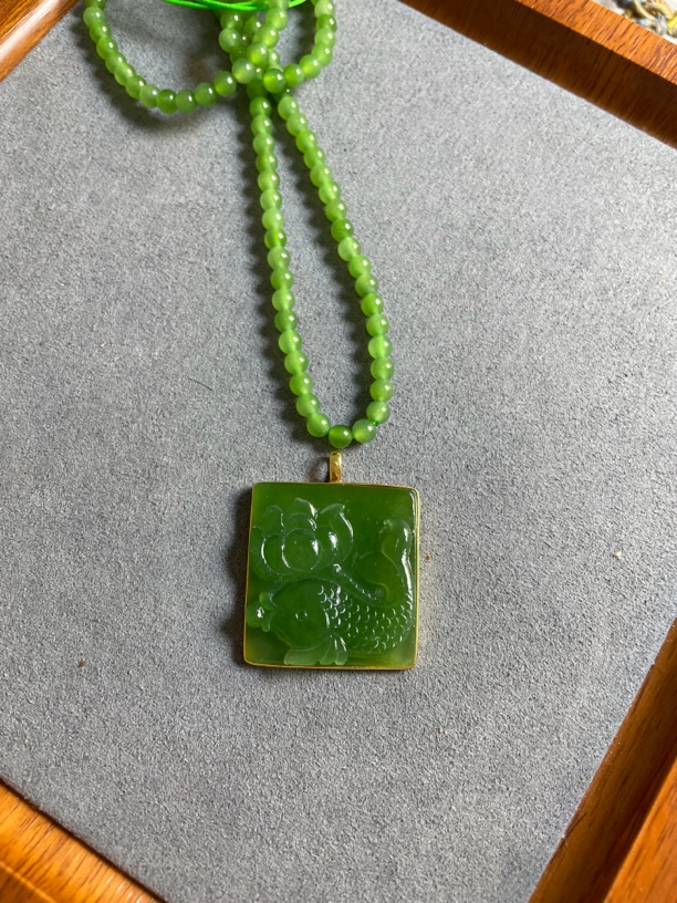 18k金镶和田玉荷花牌子