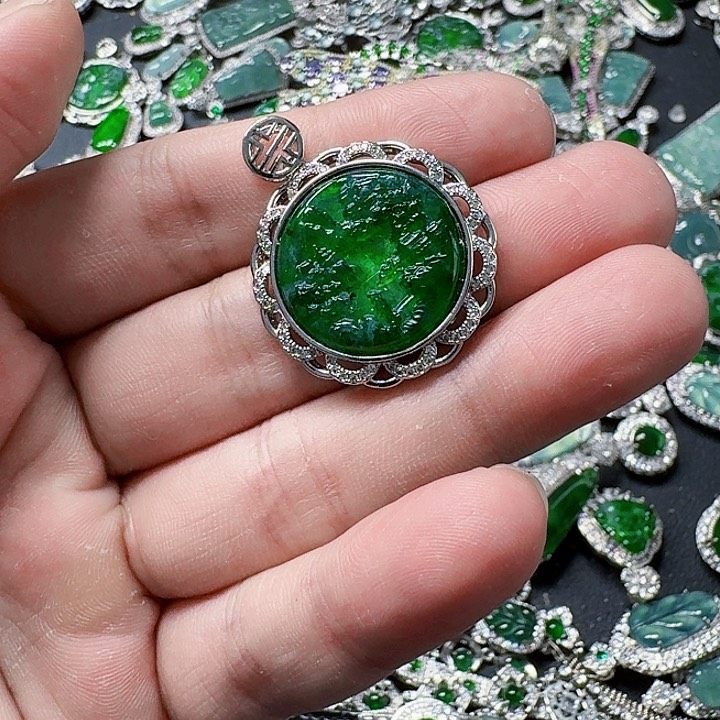 翡翠颈饰未镶嵌天然A货翡翠放漏