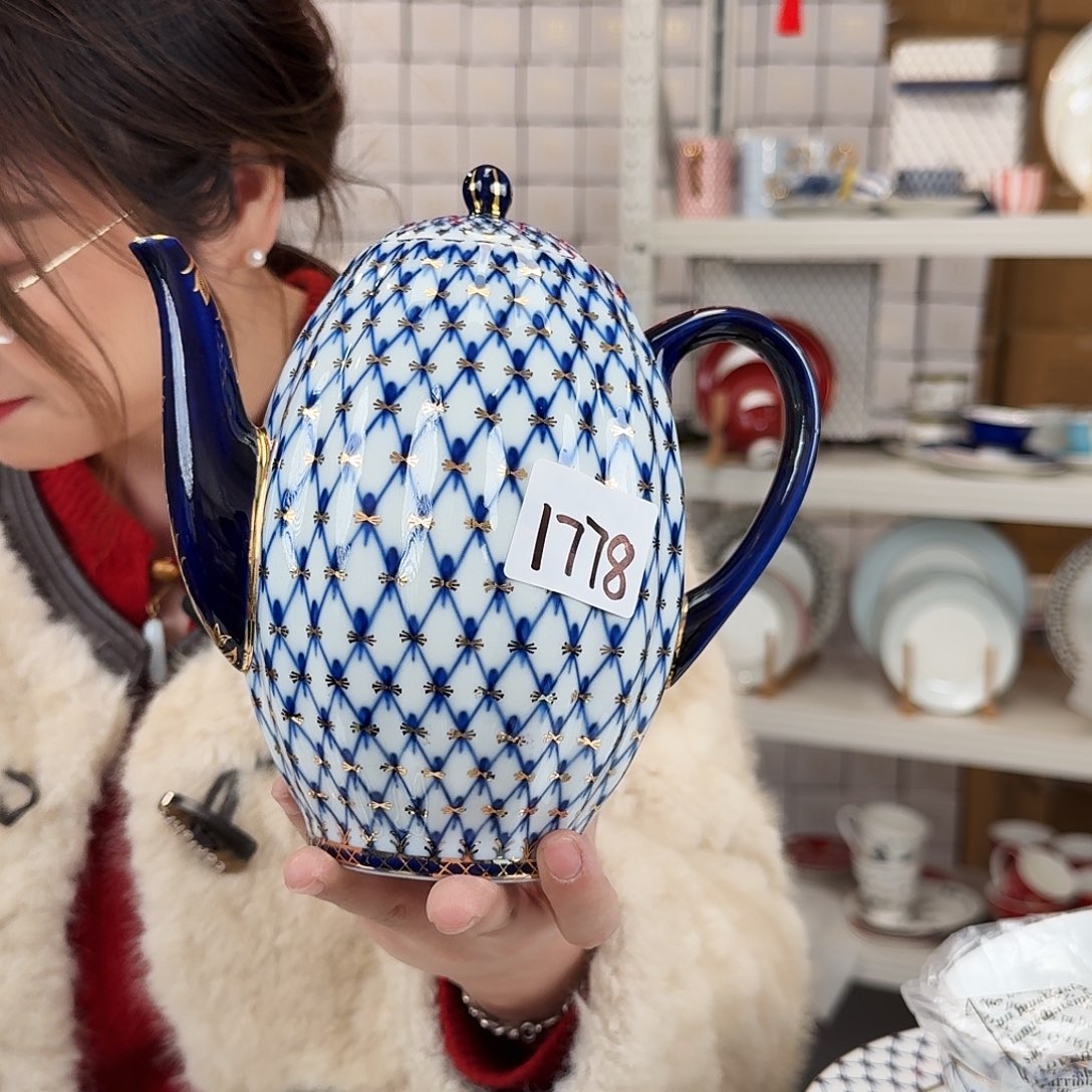 雪***亿骨瓷大壶一个钴蓝网纹