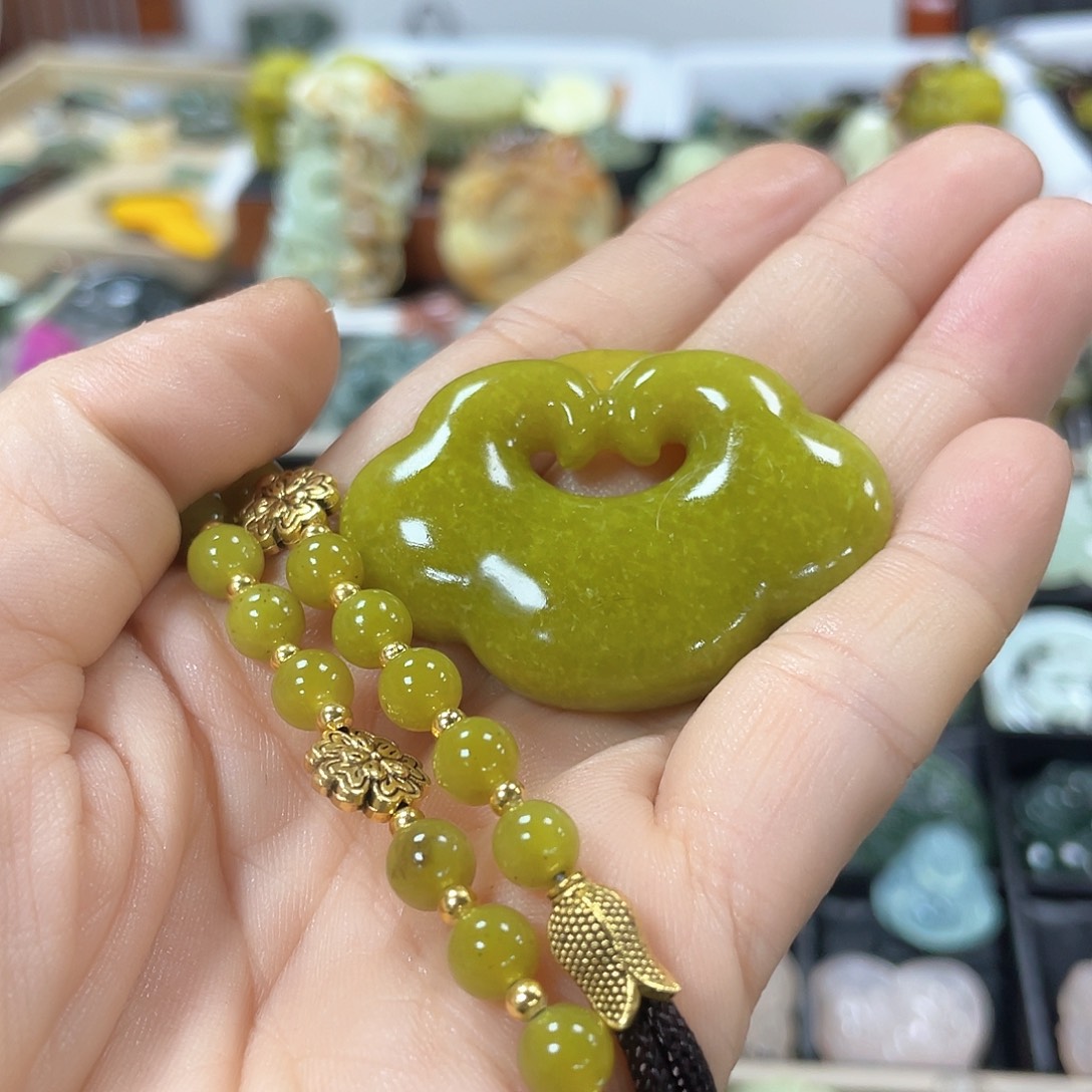 蛇纹石玉颈饰未镶嵌