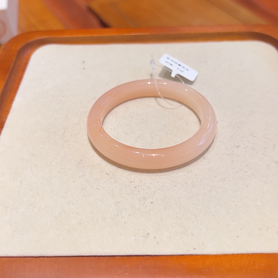 石英质玉手镯未镶嵌半***?