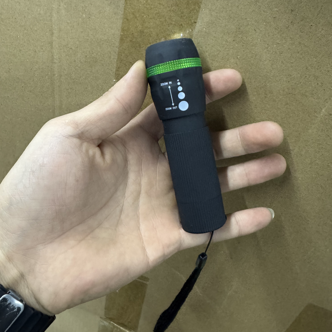 简单款强光小手电筒1个