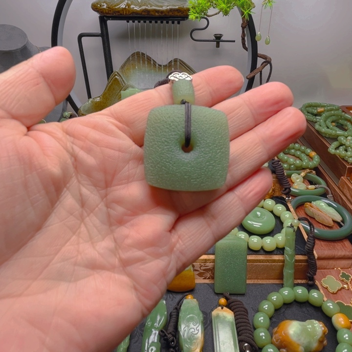 岫岩老玉（透闪石质玉）吊坠未镶嵌