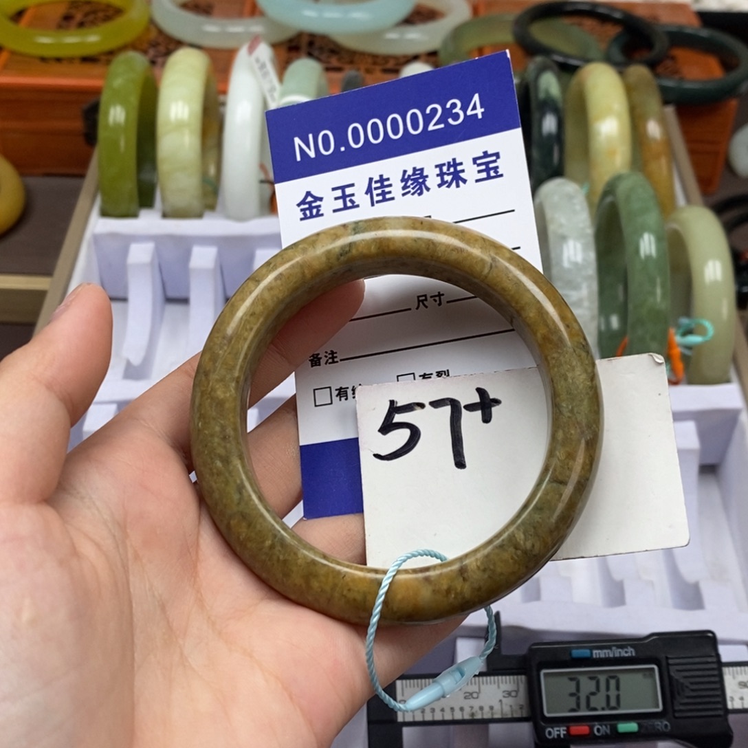 蛇纹石玉未镶嵌手镯