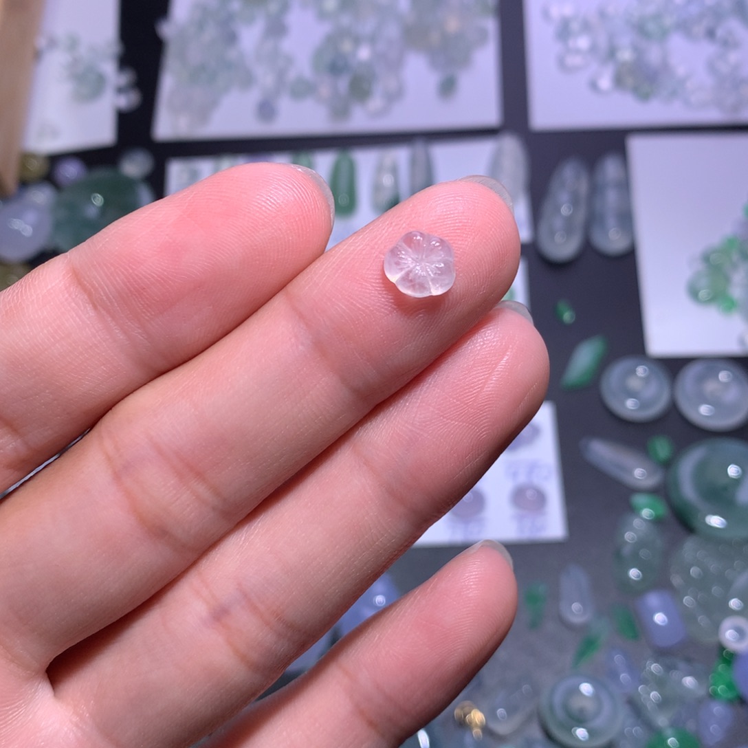 翡翠未镶嵌颈饰小花