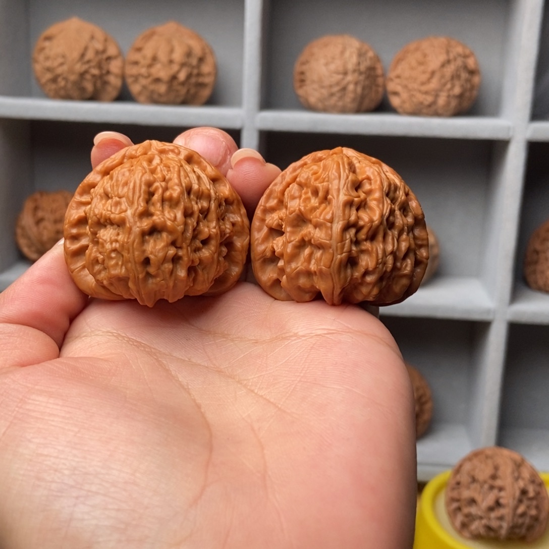 •***9文玩核桃吊坠40白狮子