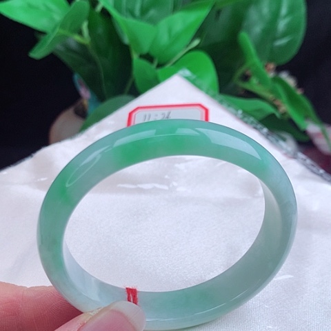 翡翠手镯未镶嵌       贵妃55 晴底飘阳绿