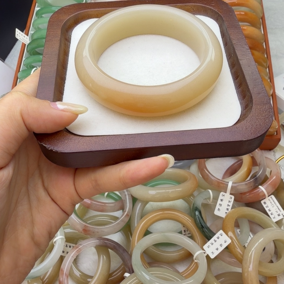 石英质玉（佘太翠）未镶嵌手镯