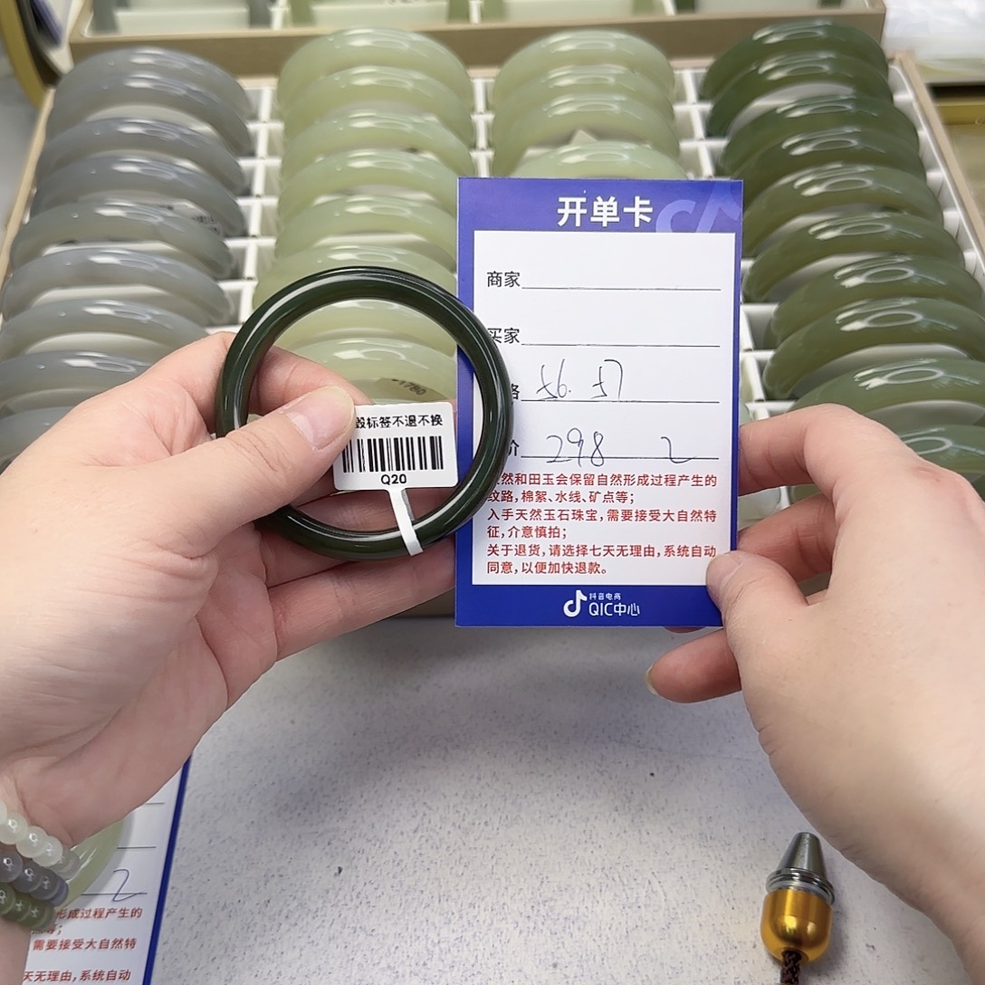 和田玉未镶嵌手镯