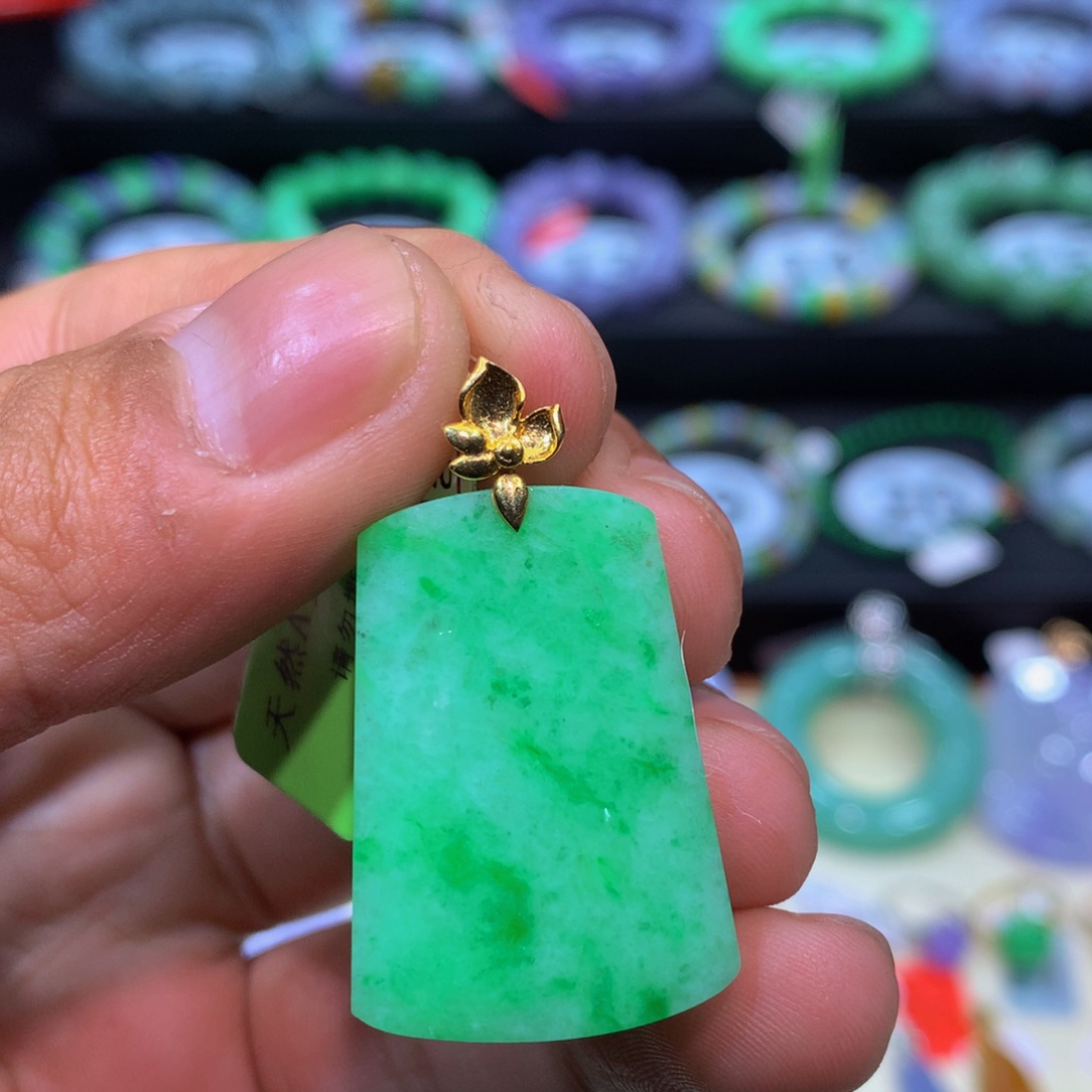 翡翠18K金镶嵌颈饰