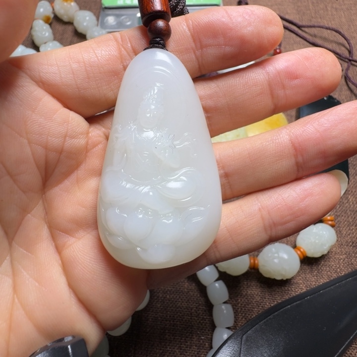 悠***得和田玉未镶嵌颈饰