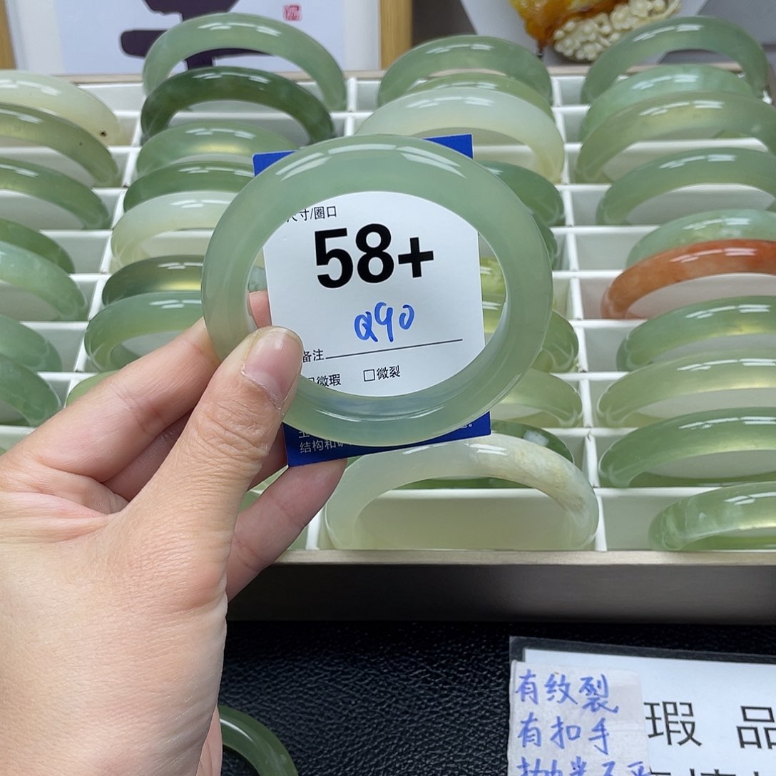 蛇纹石玉手镯未镶嵌