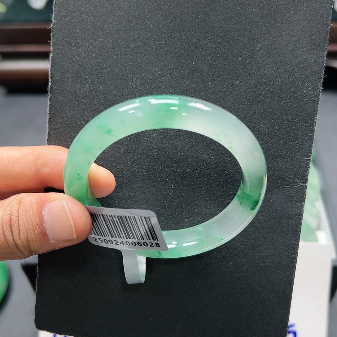 累****石英质玉（非洲翠）未镶嵌手镯