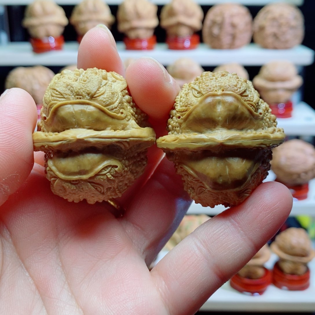 核桃把件双面大兜齿金蟾