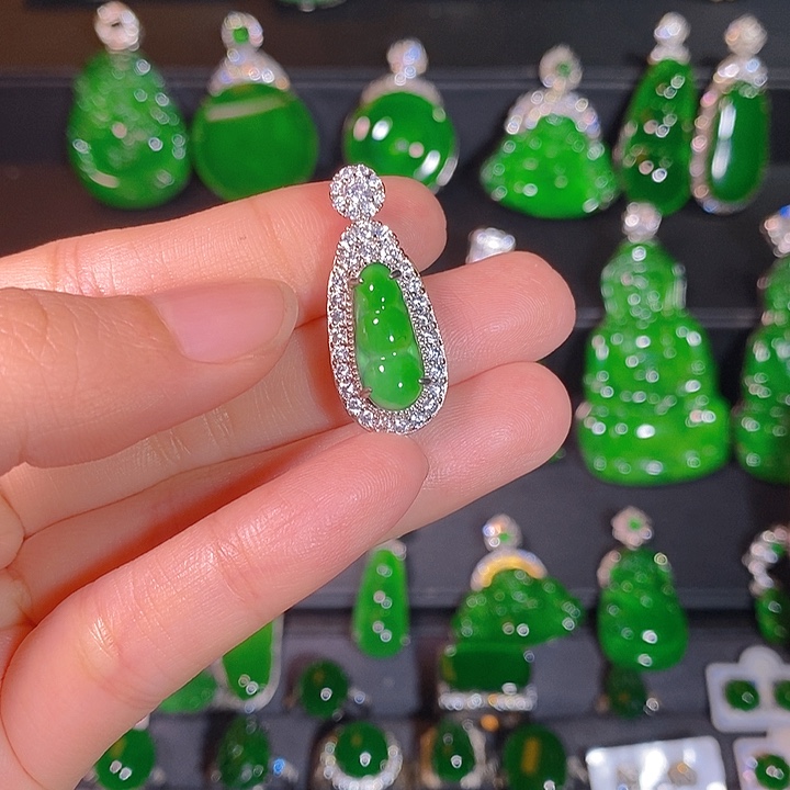 翡翠未镶嵌颈饰是