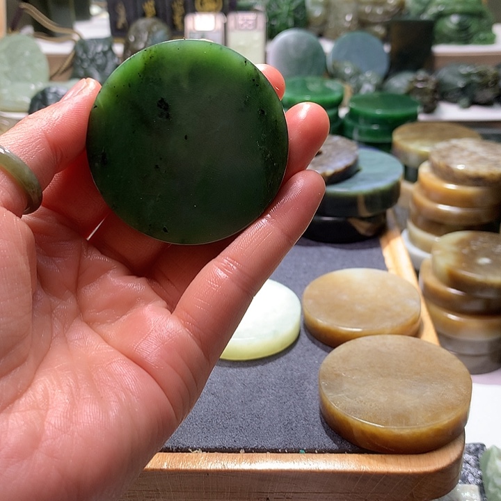 张***了和田玉未镶嵌珠宝半成品