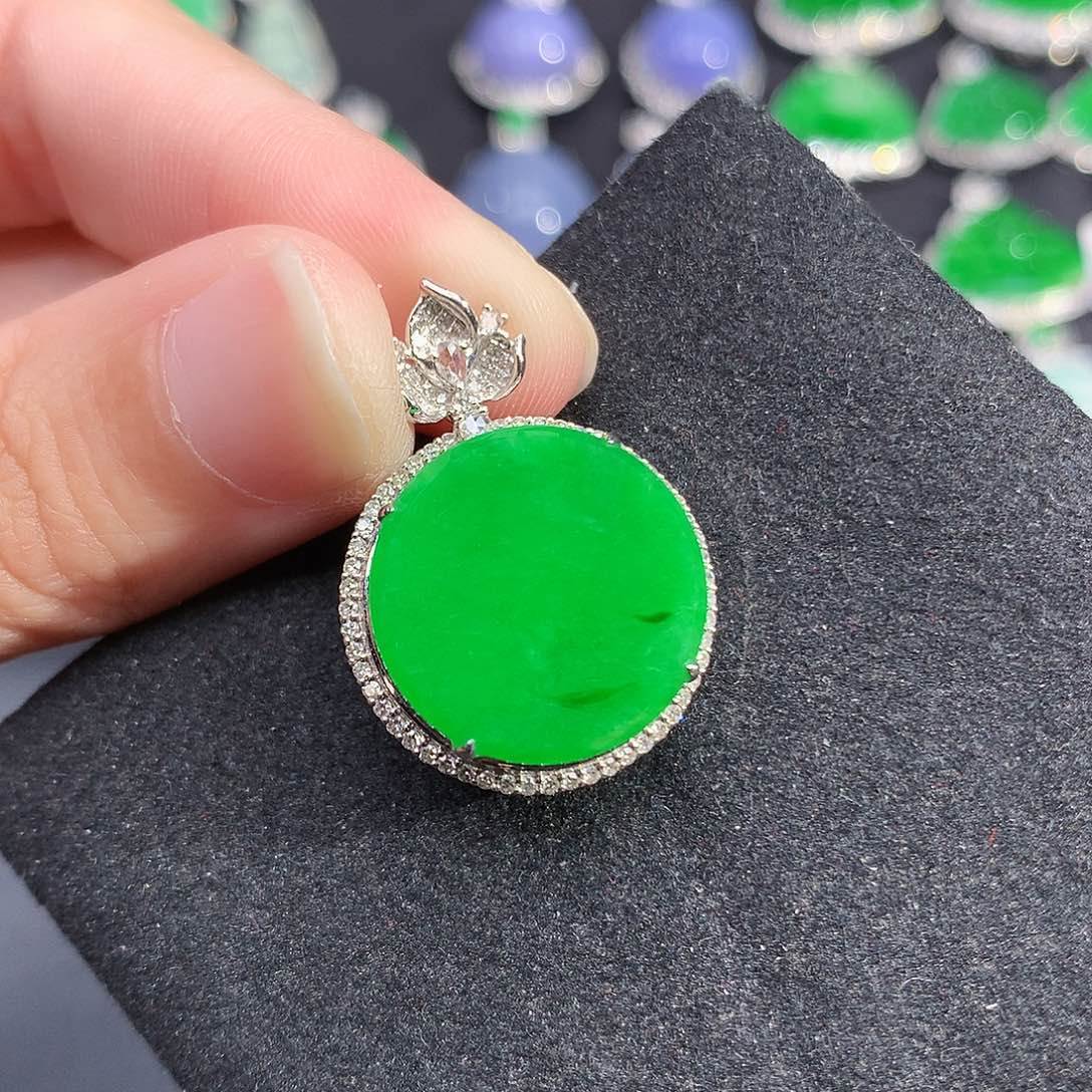 颈饰18K金镶嵌翡翠