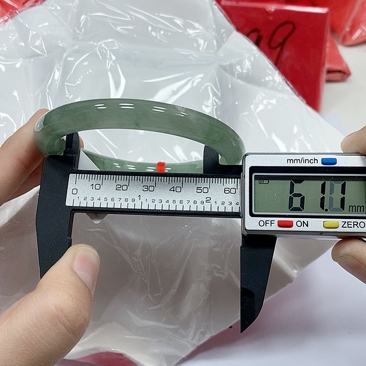 翡翠手镯未镶嵌12。