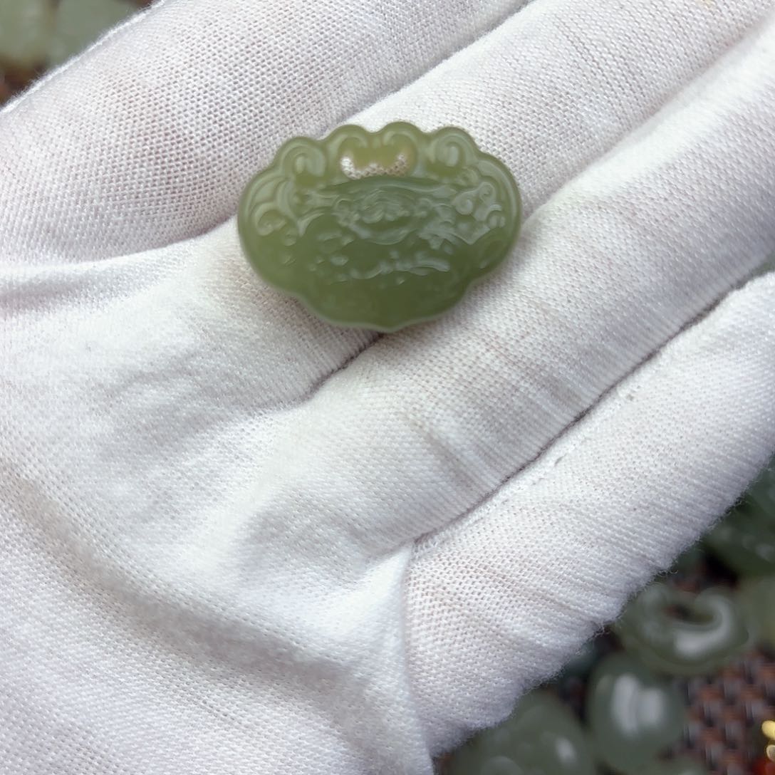 和田玉颈饰未镶嵌谨**言