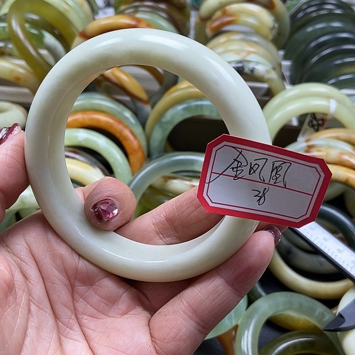 蛇纹石玉手镯未镶嵌金***奇