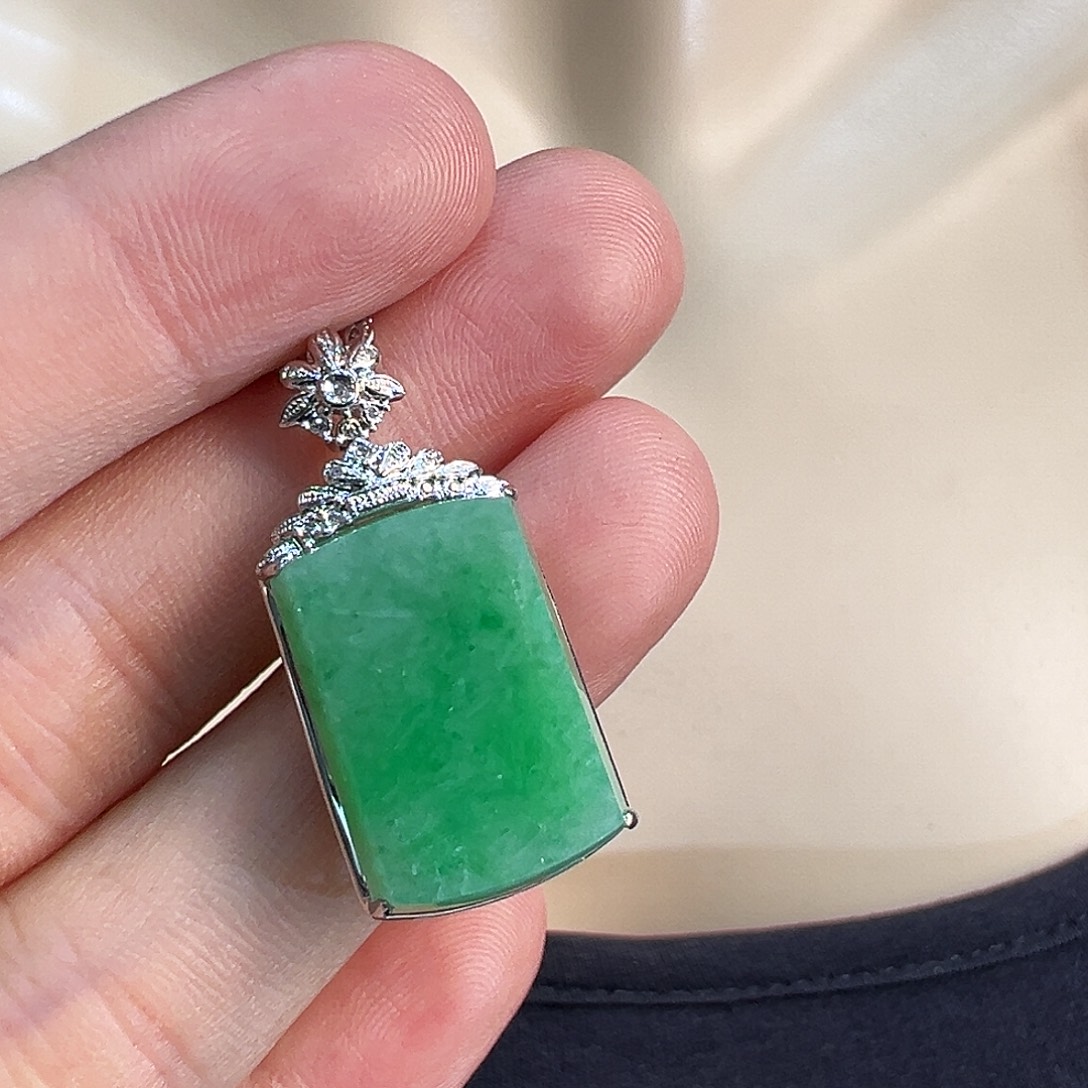 颈饰18K金镶嵌翡翠吊坠