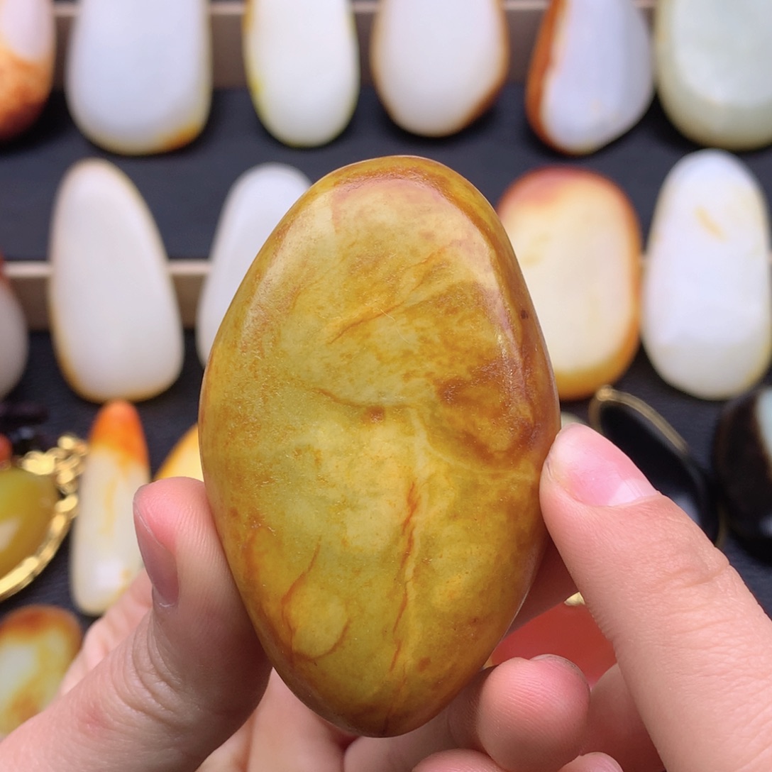 和田玉未镶嵌把件