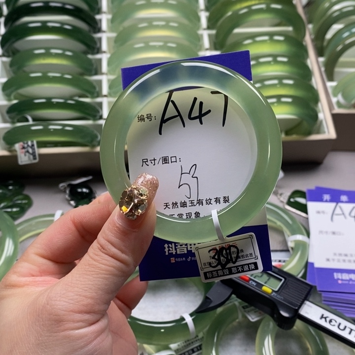 蛇纹石玉手镯未镶嵌美*英