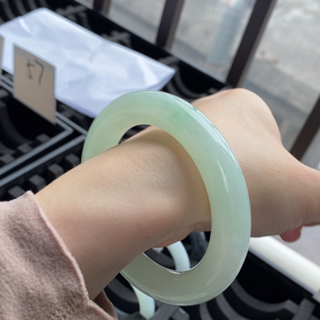 翡翠未镶嵌手镯甜绿56