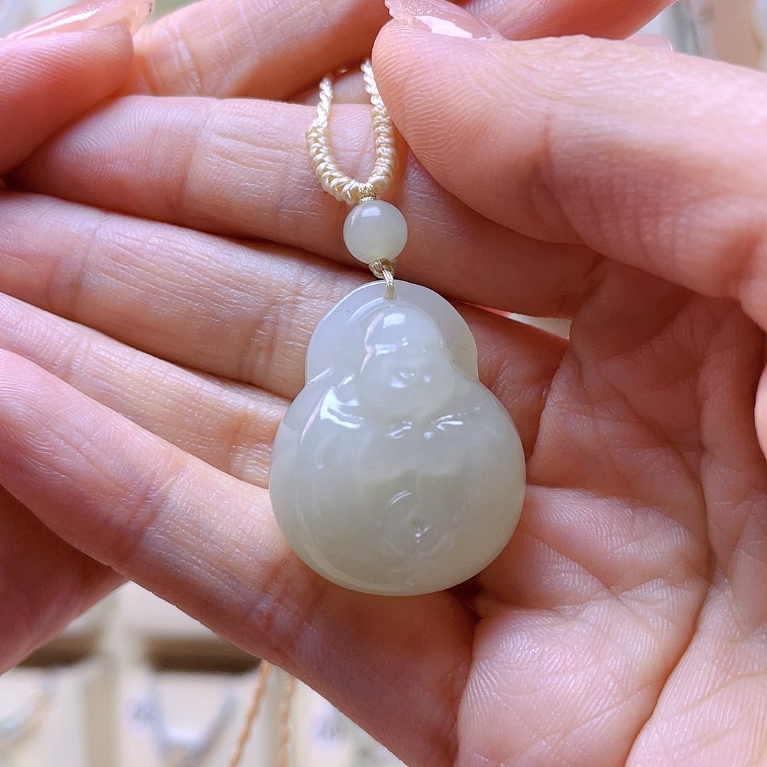 和田玉吊坠(赠链)未镶嵌似**年