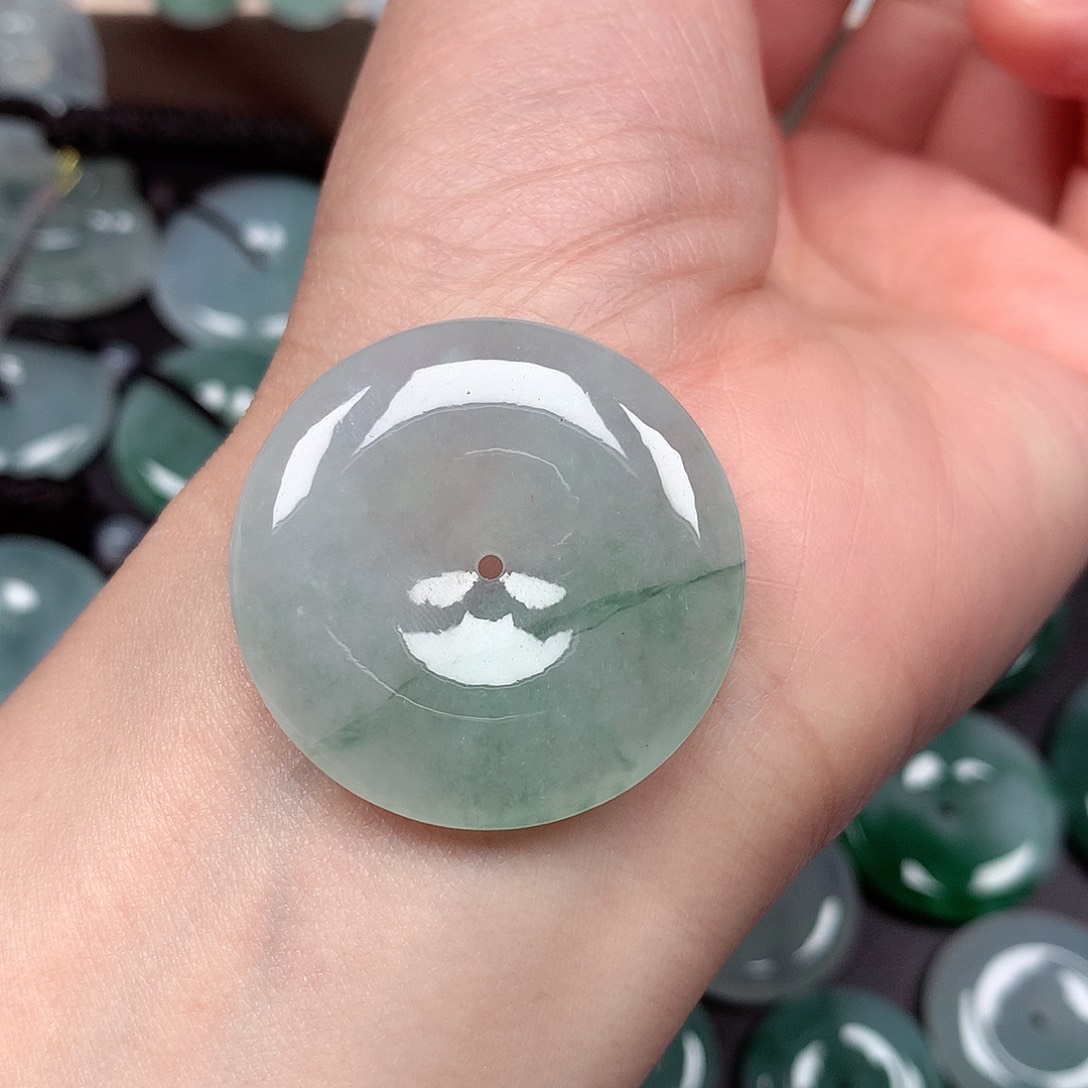 翡翠颈饰未镶嵌平安扣