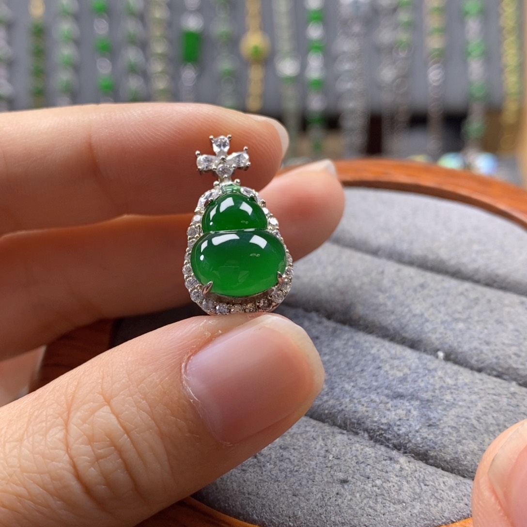 颈饰银S925镶嵌翡翠薛**?14.5×11×4