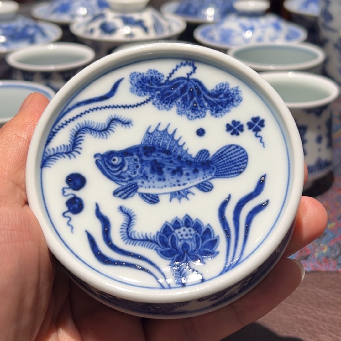 杯青花鱼藻纹盖置面径约8.2厘米